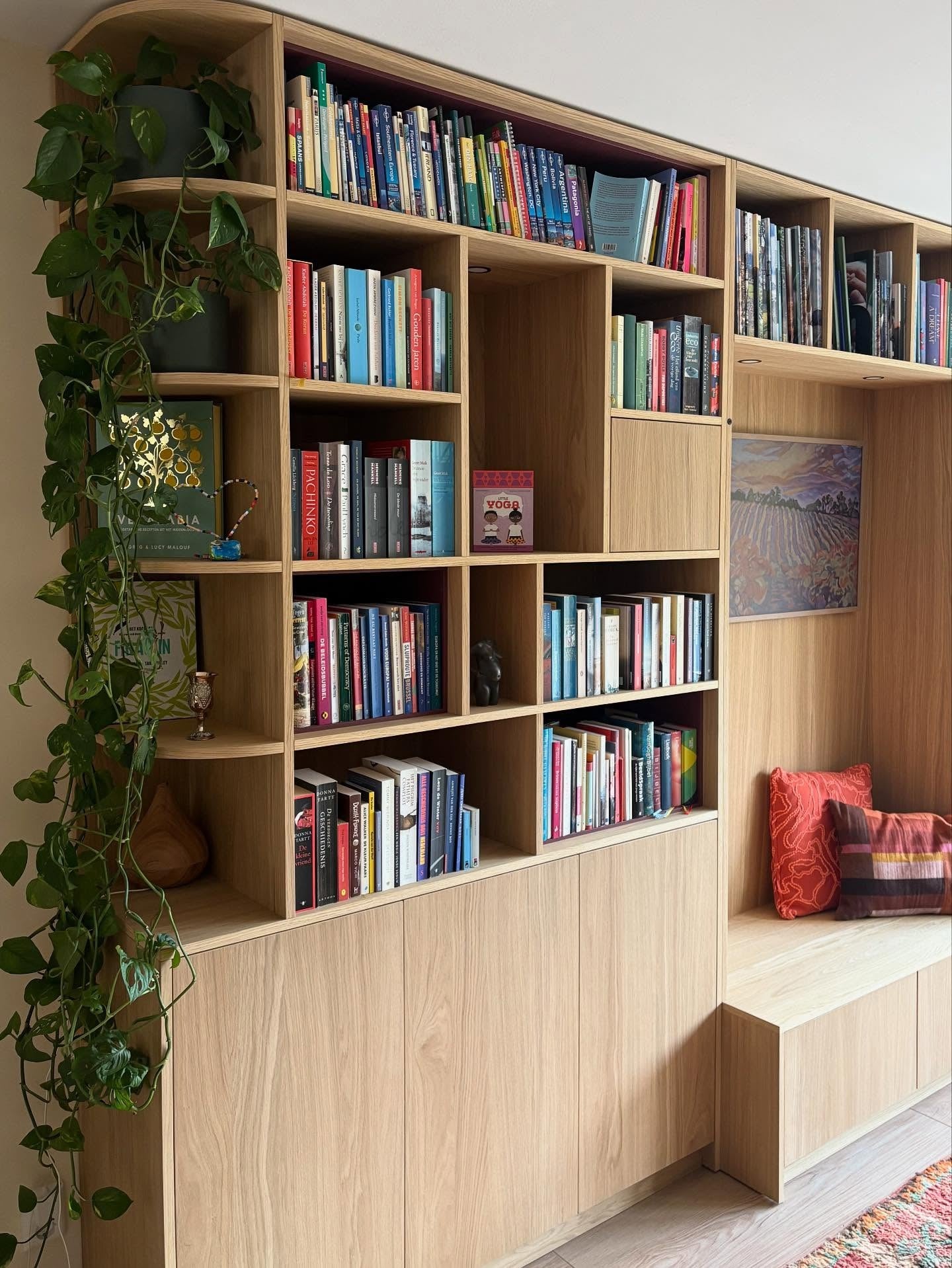 Een Warm en Functioneel Wandmeubel op Maat