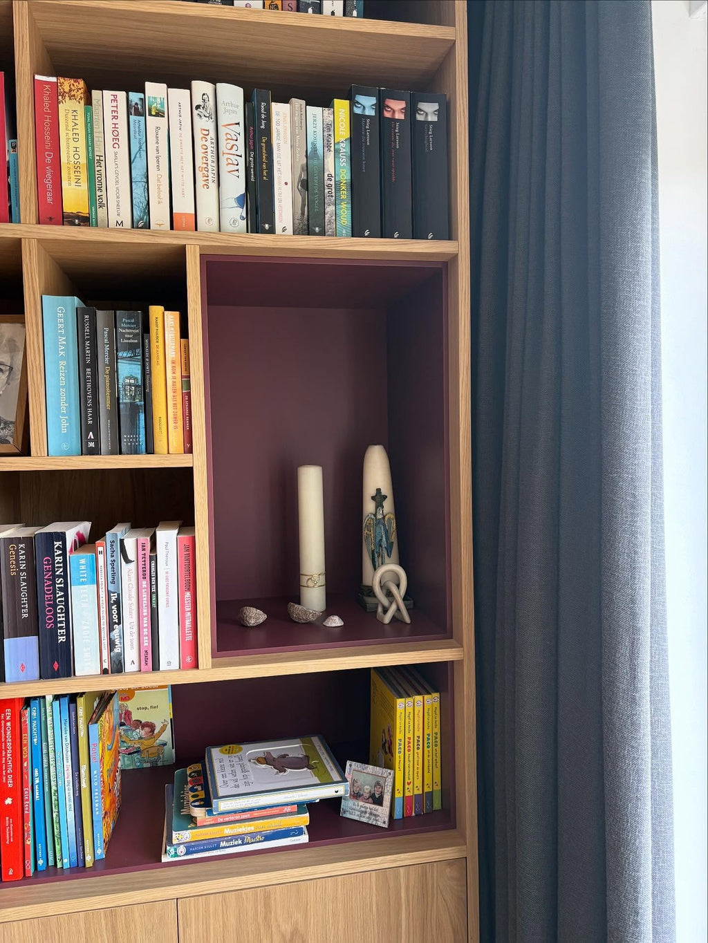 Een Warm en Functioneel Wandmeubel op Maat