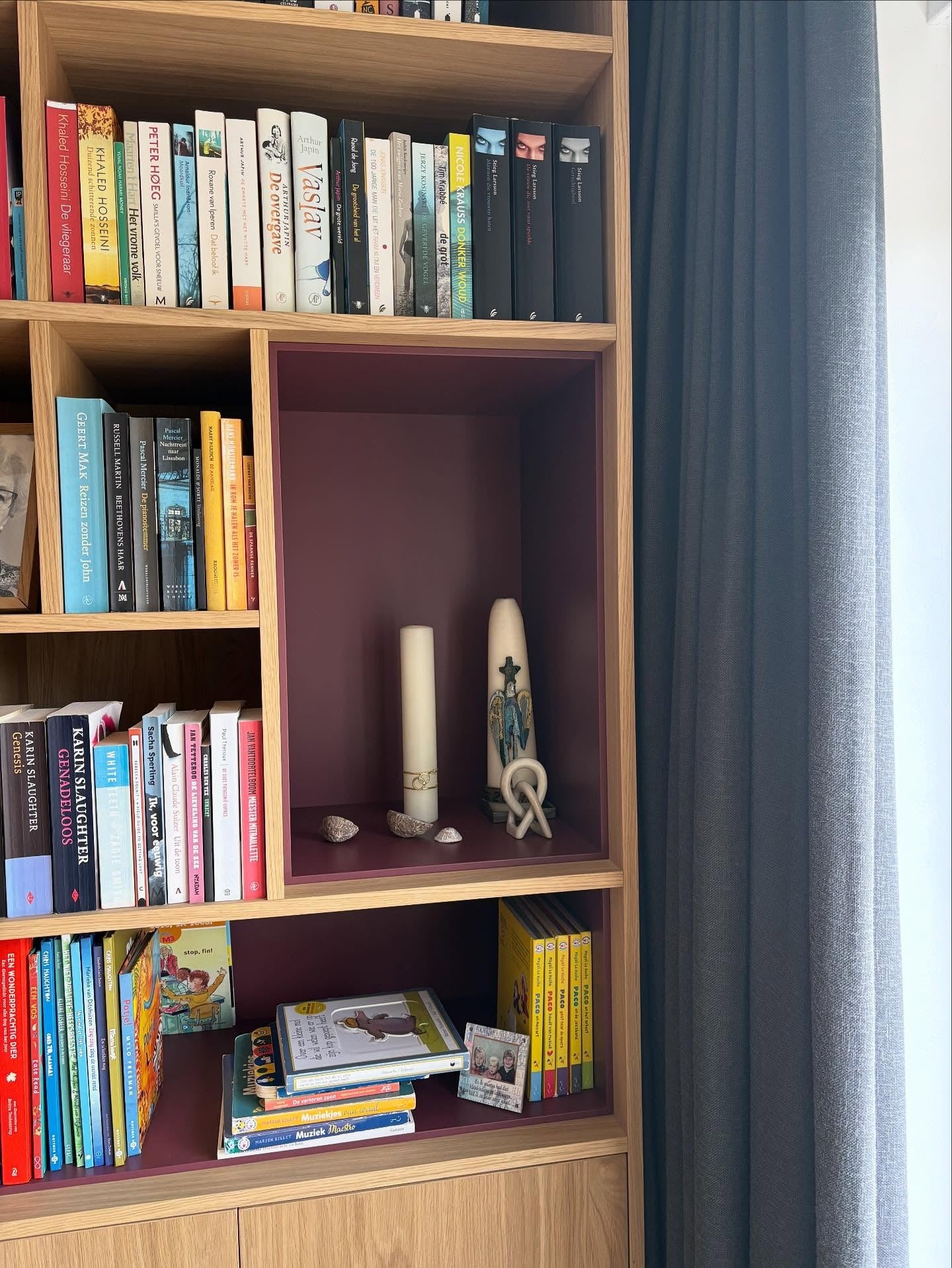 Een Warm en Functioneel Wandmeubel op Maat