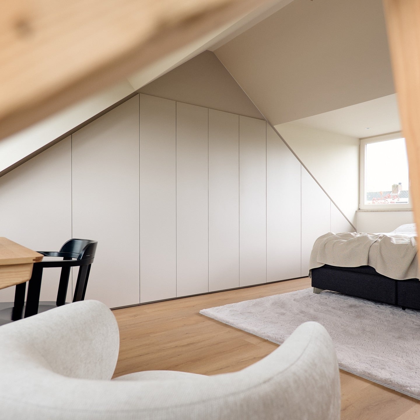 Praktische Inbouwkast met Slimme Indeling op de Zolder