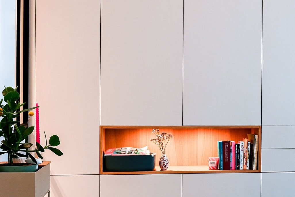 Een Multifunctionele Kastenwand met Slim Design