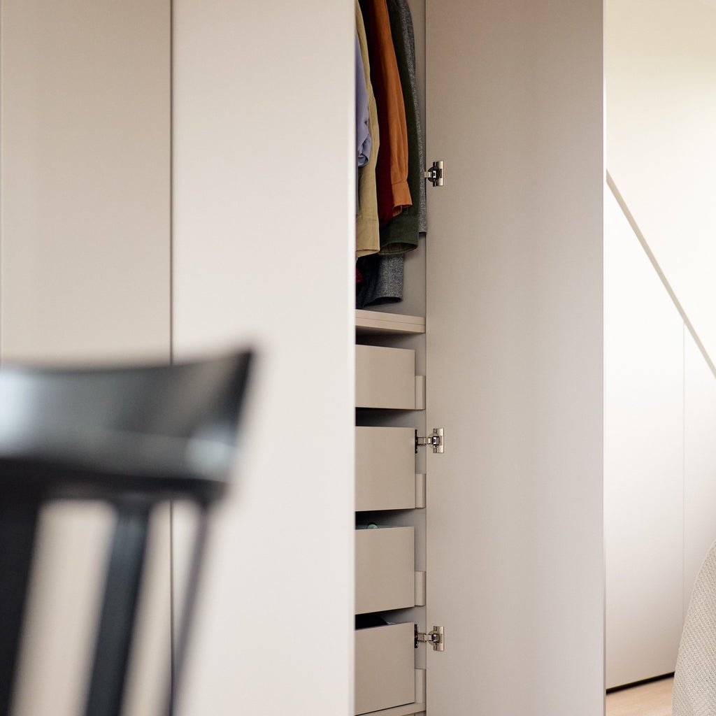 Praktische Inbouwkast met Slimme Indeling op de Zolder