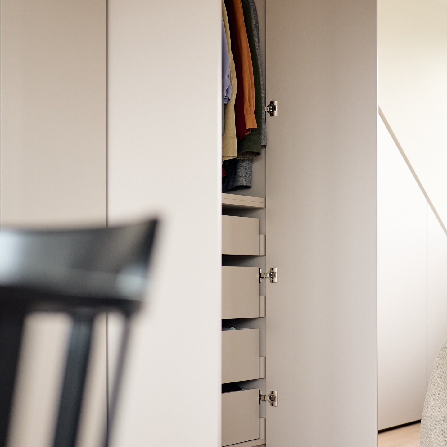 Praktische Inbouwkast met Slimme Indeling op de Zolder