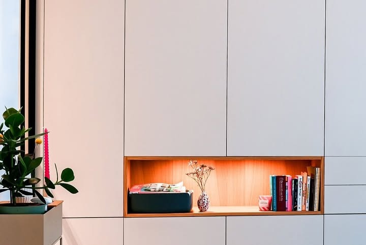 Een Multifunctionele Kastenwand met Slim Design